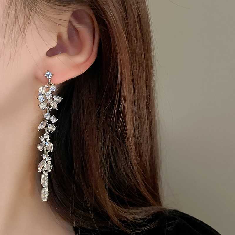 Exquisite Leaves Stud Earrings For Women Shiny Inlaid Rhinestone Ear Stud Magnificent Tassel Earrings Fashion Wedding Jewelry XJ250722