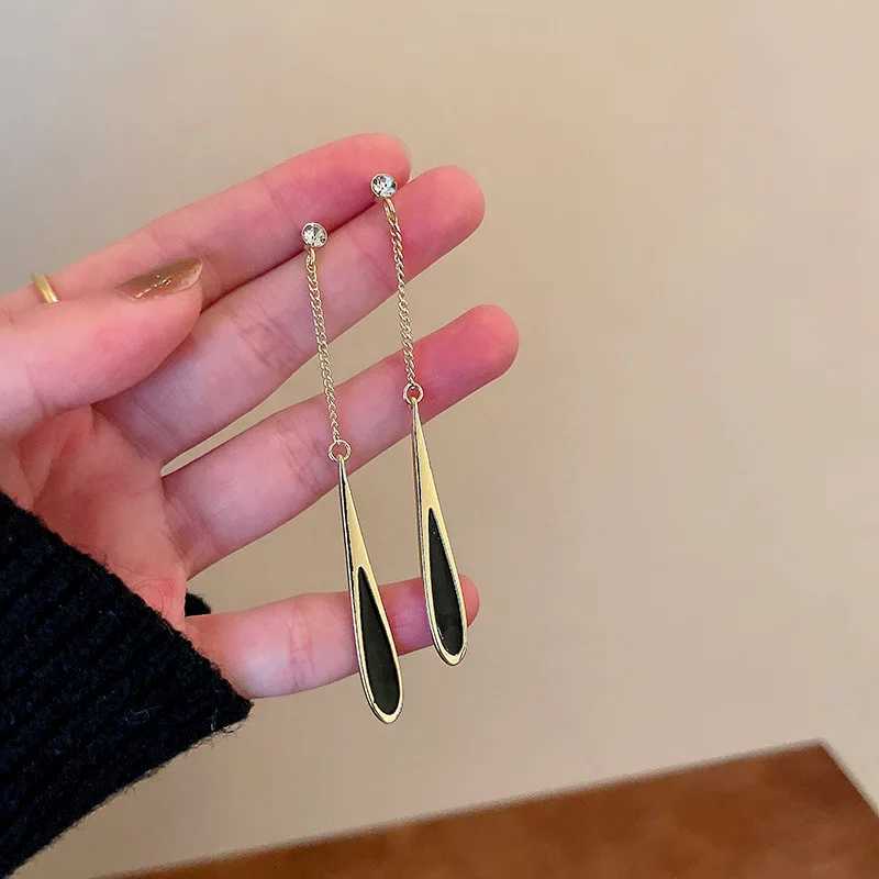 Black Enamel Water Drop Earrings Womens Temperament Chain Tassel Pendant Earrings Ins Wind New Trend Ear Jewelry Summer XJ250722