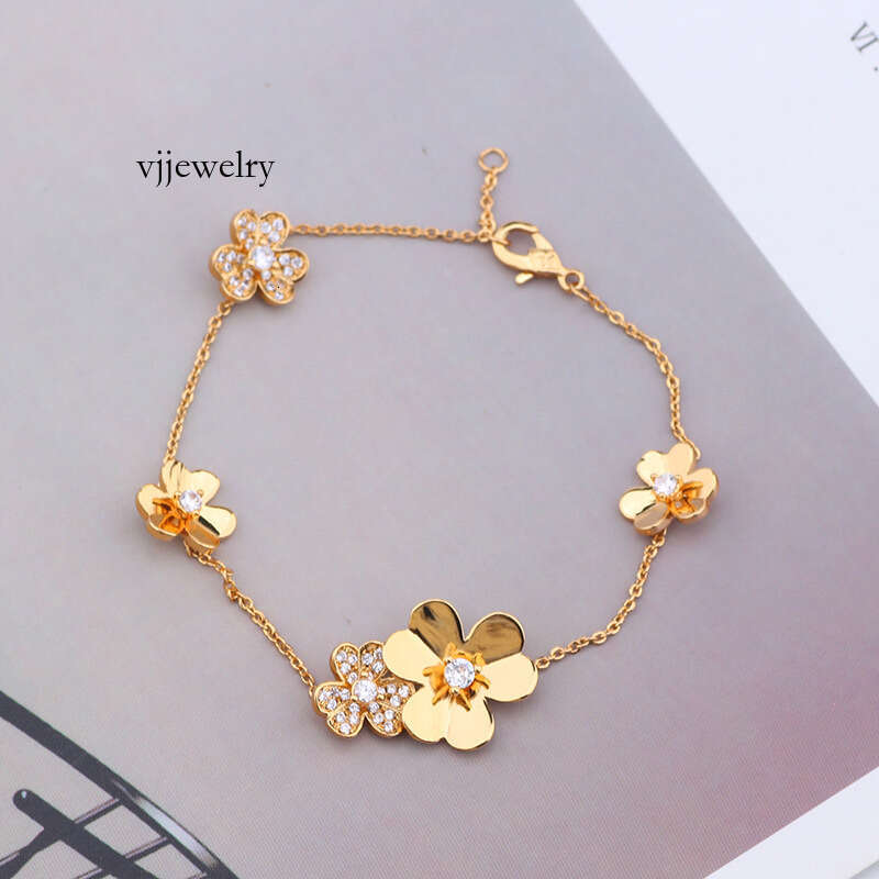 Elegant Letter Flower Titanium Steel Necklace MicroInlaid Zircon er Pendant with Gift Box Z250910