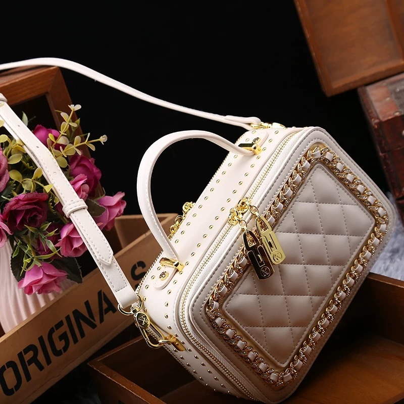 Free shipping designer bag 2025 Quilted Chain Diamond Studded Niche Handbag For Women New High End Fashion Single Shoulder Bag Crossbody Small Bag
