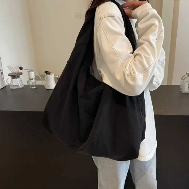 Women Simple Shoulder Bag Multi-Pocket Commuting Tote Bag Large Capacity Nylon Underarm Bag Versatile Shopping Handbag Tote XJ250704