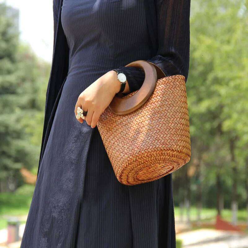 Handmade Wood Handle Straw Vintage Woven Handbags Seaside Vacation Rattan Bucket Bag City Bag