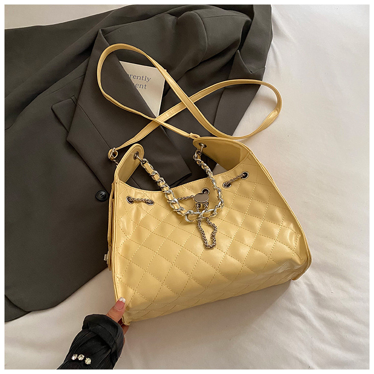 2025 This year's popular niche casual rhombus hand-held pleated bucket bag Korean fashion chain crossbody bag