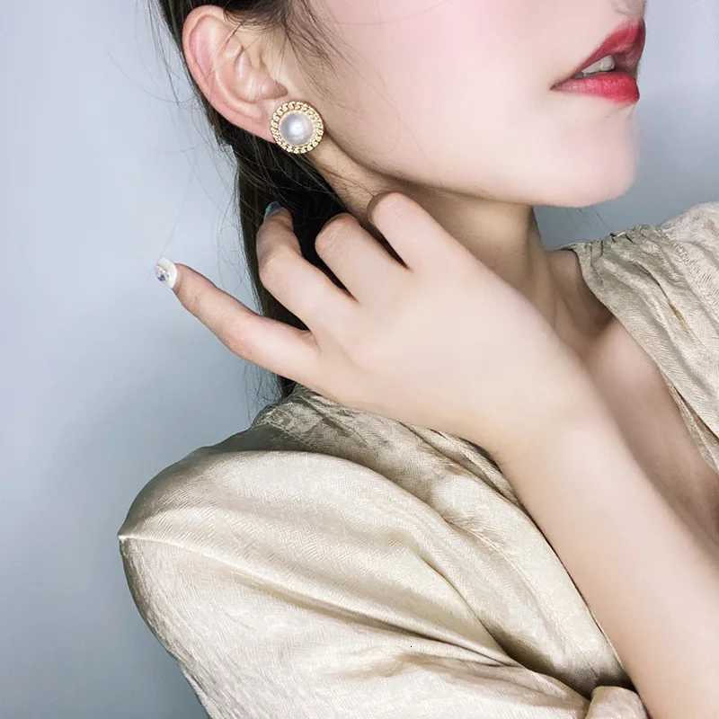 Korean Design Elegant Simulated Pearl Big Round Clip-on Earrings Non Pierced Baroque Pearl Ear Clips for Women Jewelry Wholesale XJ250722
