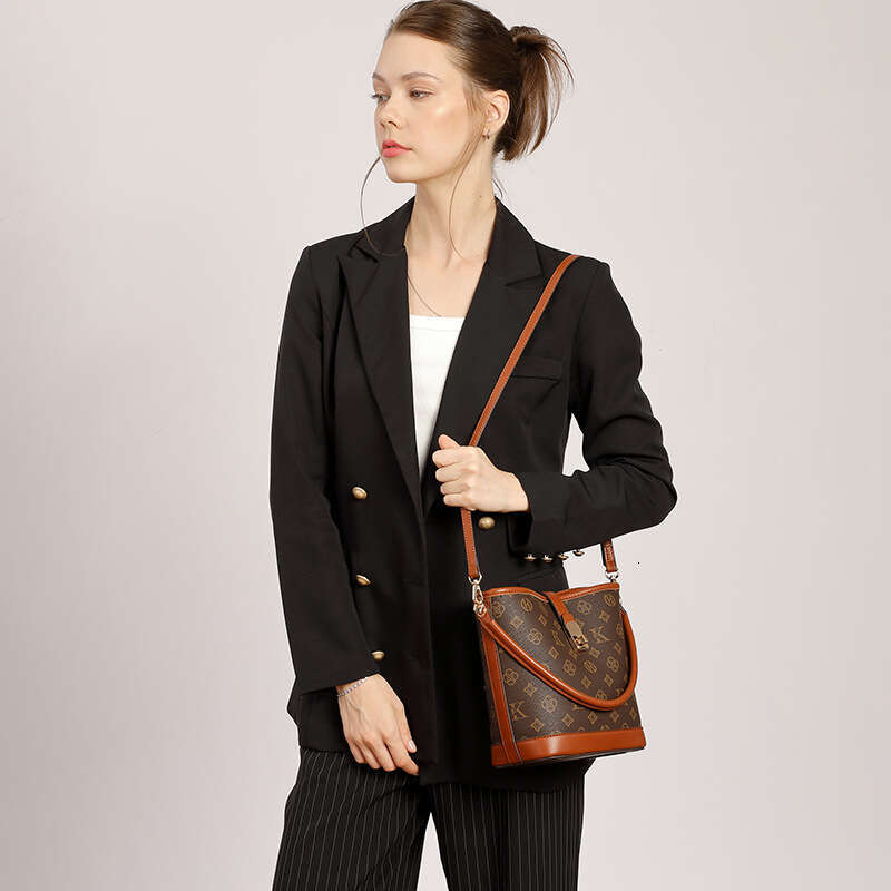 New Designer Luxury bag Large Capacity Crossbody Women's Bucket Versatile Genuine Leather Commuter Shoulder Bag