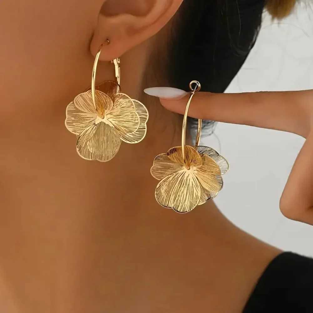Exaggerate Golden Alloy Flower Big Hoop Earrings Personality Fashion Dangle Earring for Women Girls Ear Hook Metal Charm Jewelry XJ250722