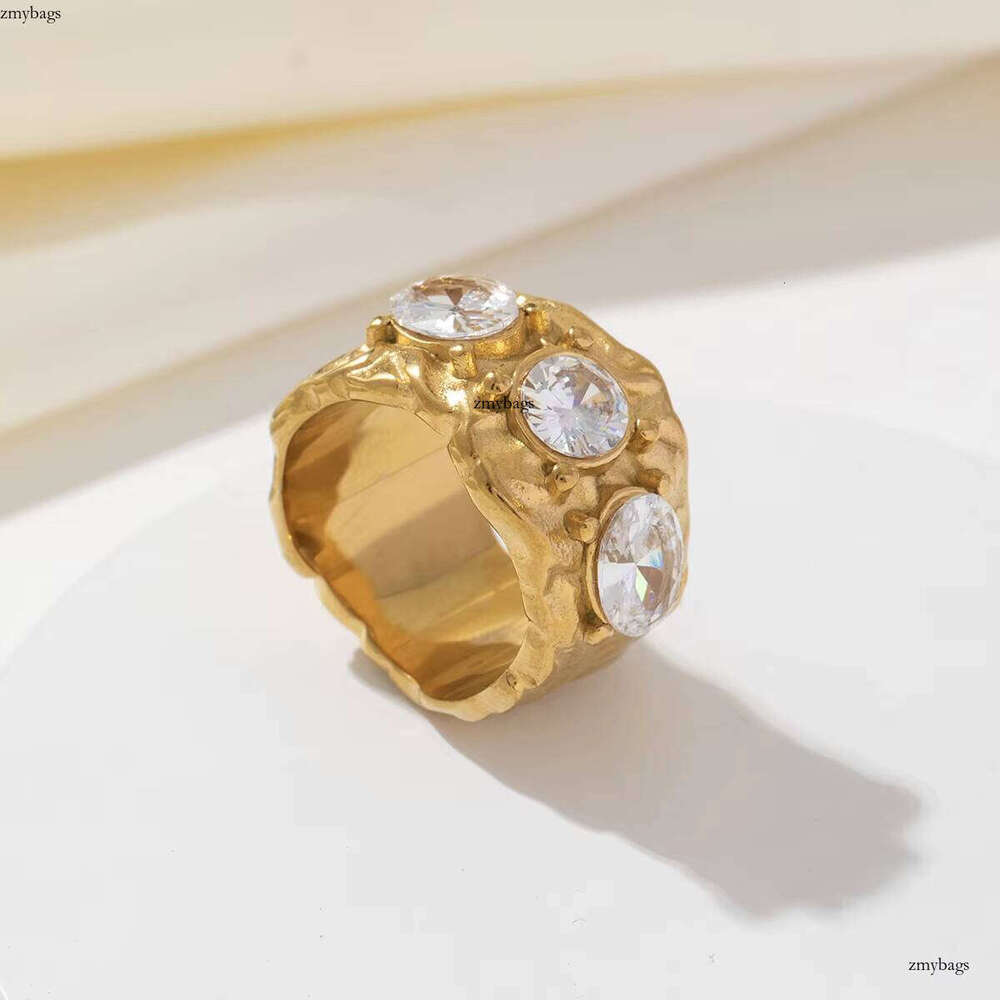 Luxury unisex stainless steel gold round glass hammer ring with VVS Moissanite, used for weddings, engagement parties or gifts
