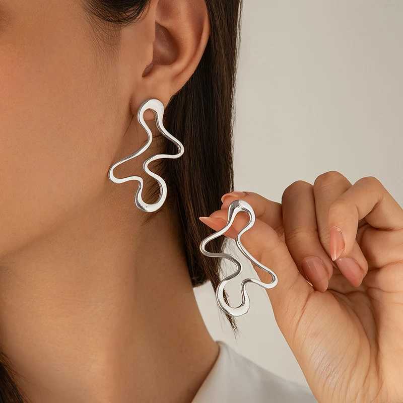 Minimalist Irregular Hollow Geometry Metal Stud Earrings Punk Statement Gold Color Earring Womens Charm Ear Jewelry XJ250722