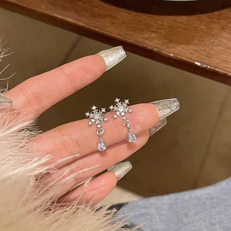 Trend Long Tassel Star Dangle Earrings for Women Light Luxury Spinning Spiral Crystal Snowflake Earrings Christmas Party Jewelry XJ250722