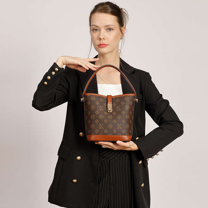 New Designer Luxury bag Large Capacity Crossbody Women's Bucket Versatile Genuine Leather Commuter Shoulder Bag