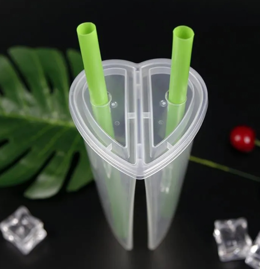 600ML Heart Shaped Double Share Cup Transparent Plastic Disposable Cups with Lids Milk Tea Juice Cups for Lover Couple