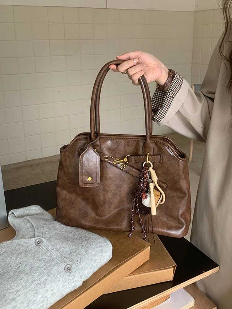 2025 new versatile large capacity briefcase shoulder bag reliable casual mens daily commuting mens bag handbag Y250722