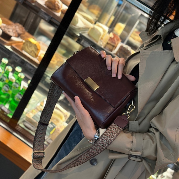 2025 vintage cowhide women's bag, new designer messenger bag, fashionable crossbody bag, high-quality genuine leather shoulder bag