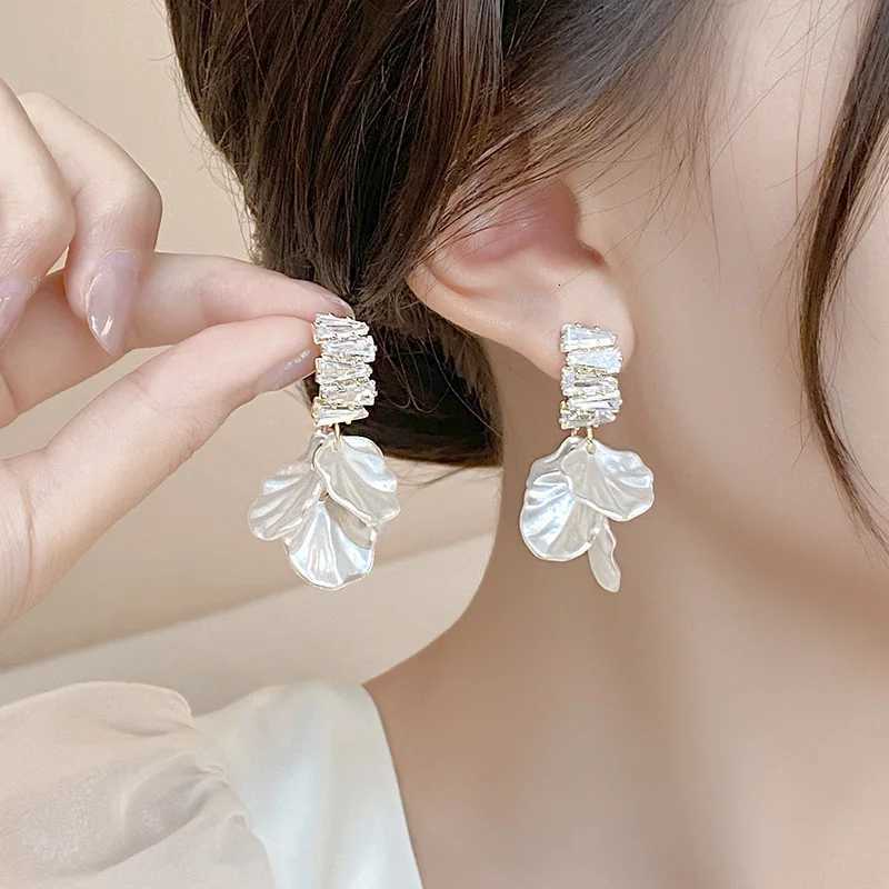 New Summer Zircon Shell Flower Tassel Pendant Stud Earrings for Women Korean Fashion Design Elegant White Earrings Jewelry Gift XJ250722