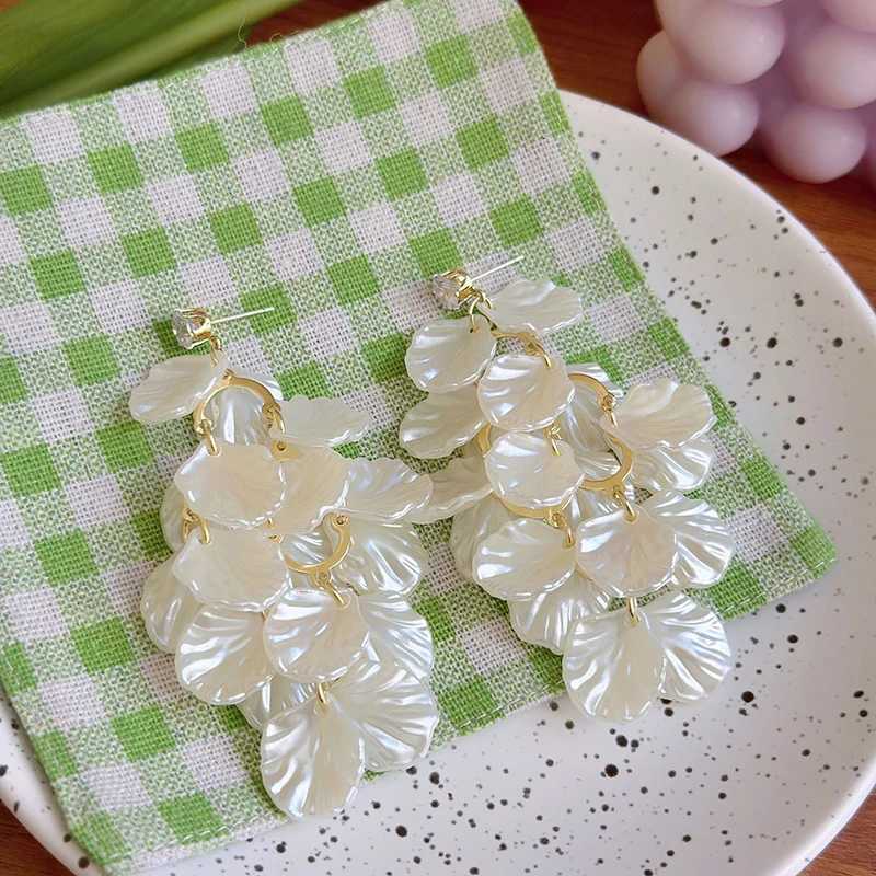 Korean Elegant Pearl Flower Ear Clips Non Pierced for Women Fashion Long Tassel Shell Petal Stud Earrings Banquet Jewelry GiftXJ250722