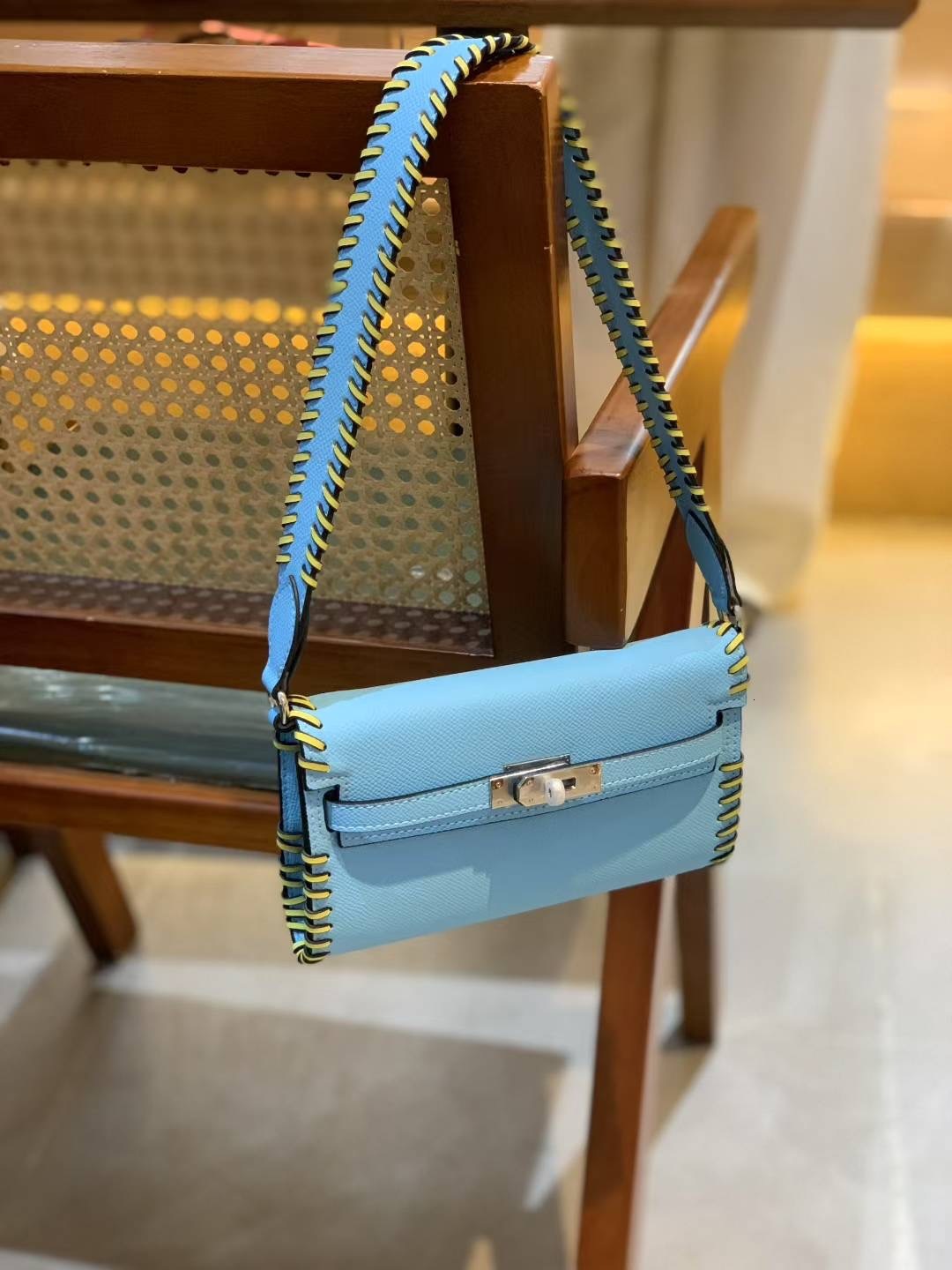 Free shipping designer bag 2025 High End Hand Woven Bag For Women New Lock Buckle Fashion Wide Shoulder Strap Underarm Single Shoulder Bag Crossbody B