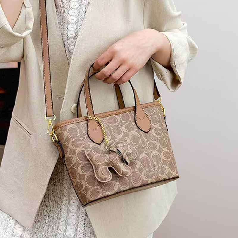 Designer bag 2025 new popular crossbody bag shoulder bag fashionable crossbody bag handbag high-quality versatile bag, essential for going out on the 