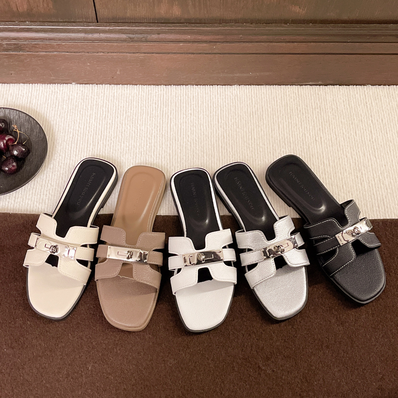 Luxury Brand Designer Shoes Silver Small Lock Buckle Flat Shoes 2025 New Open Toe Strap Slippers Vacation Fashion Outdoor French Style Sandals
