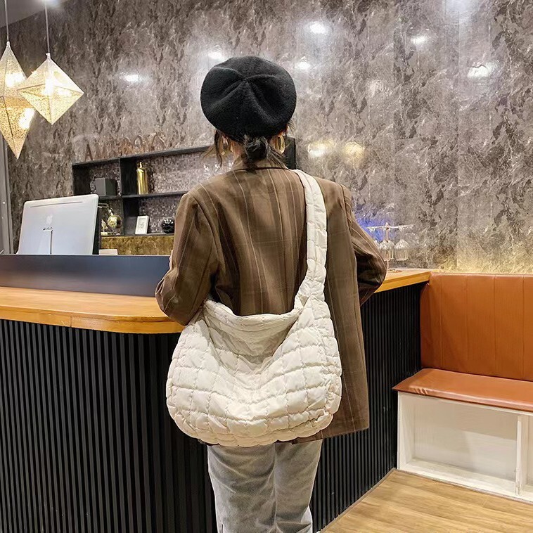 2025 new style women's handbag, large-capacity quilted dumpling bag, designer messenger bag, space cotton bag