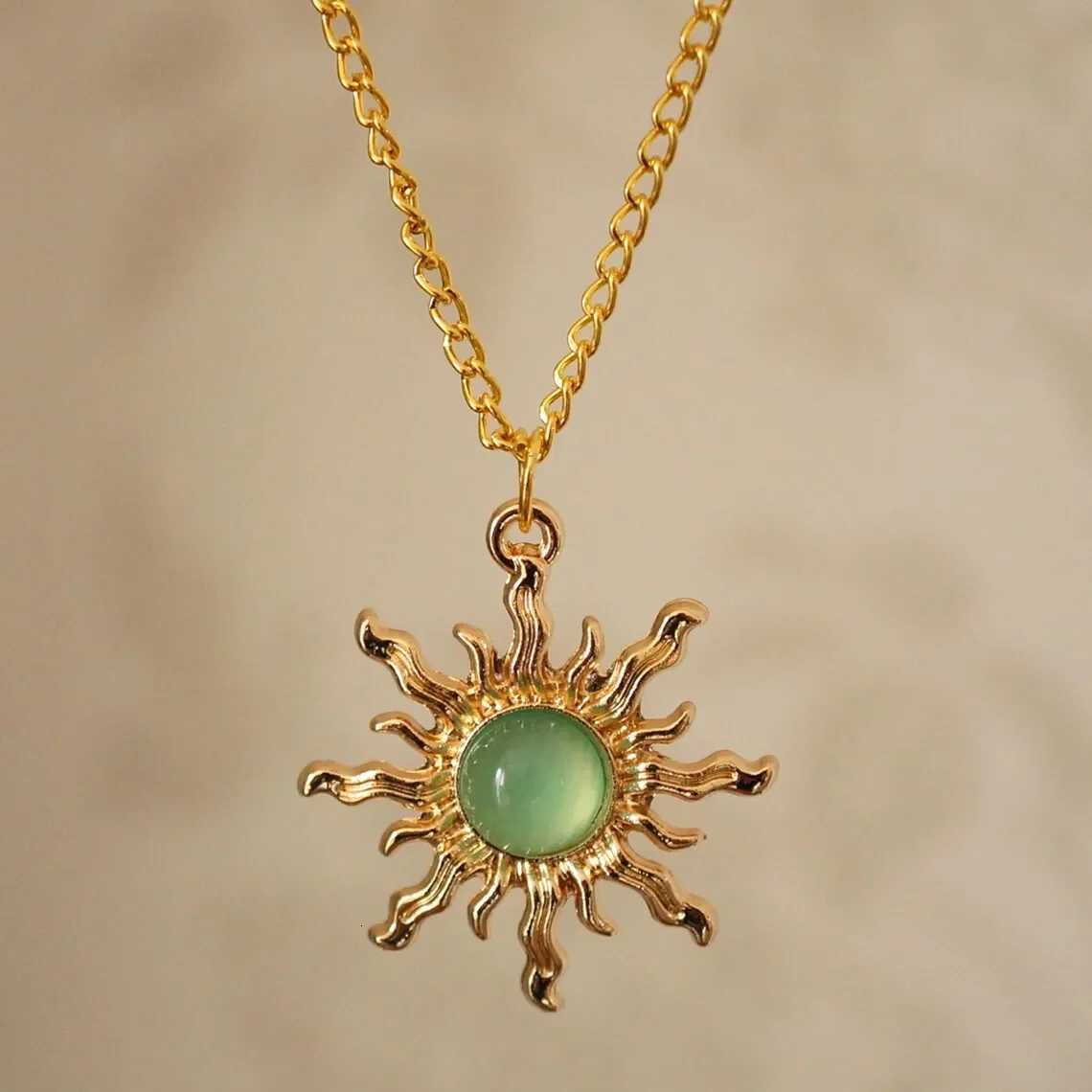 Vintage Sun Earrings Women Fashion Bohemian Jewelry Accessories Green Stone Gothic Gold Color Sun Pendant Cold Wind Ear Hook NewXJ250722
