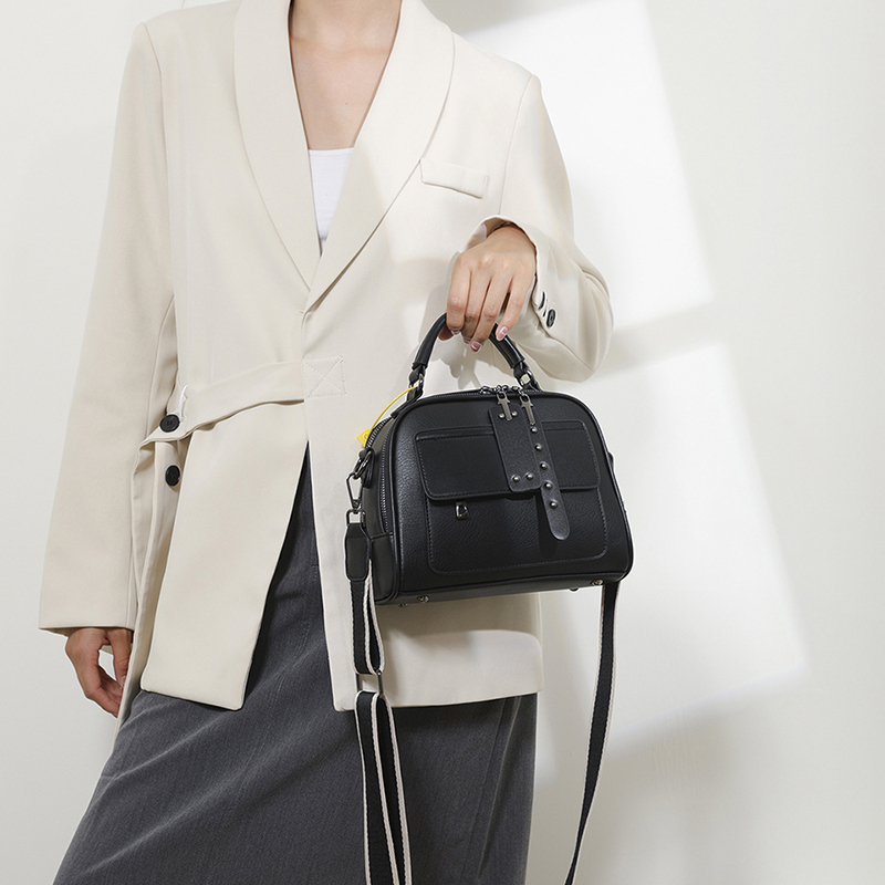 Multi-compartment large-capacity shoulder bag, a casual, versatile and stylish women's bag, a trendy crossbody bag and handbag for ladies.