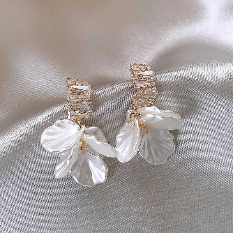 New Summer Zircon Shell Flower Tassel Pendant Stud Earrings for Women Korean Fashion Design Elegant White Earrings Jewelry Gift XJ250722