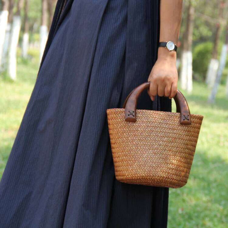 Handmade Wood Handle Straw Vintage Woven Handbags Seaside Vacation Rattan Bucket Bag City Bag