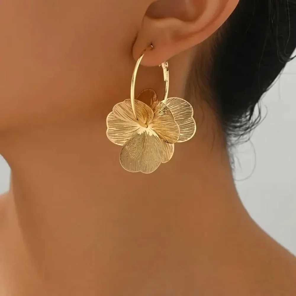 Exaggerate Golden Alloy Flower Big Hoop Earrings Personality Fashion Dangle Earring for Women Girls Ear Hook Metal Charm Jewelry XJ250722