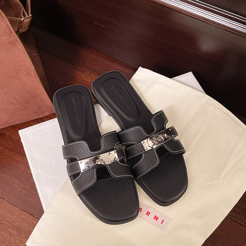 Luxury Brand Designer Shoes Silver Small Lock Buckle Flat Shoes 2025 New Open Toe Strap Slippers Vacation Fashion Outdoor French Style Sandals
