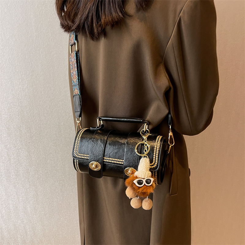 2025 Summer new women's crossbody bag retro style new handbag fashionable shoulder bag new designer bag new cute women's doll pendant women&