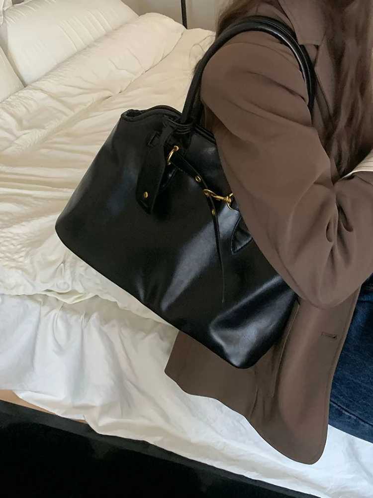 2025 new versatile large capacity briefcase shoulder bag reliable casual mens daily commuting mens bag handbag Y250722