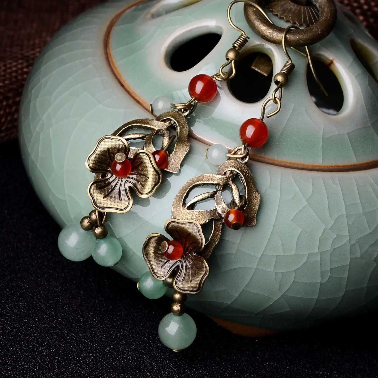 2023 New Asymmetric Daisy Tassel Earrings Female Niche Design Small Bee Temperament Long Sweet Fancy Girl Earrings XJ250722