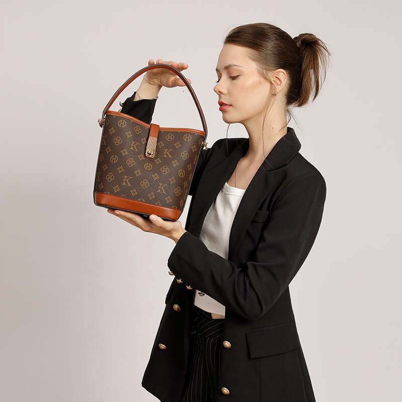 New Designer Luxury bag Large Capacity Crossbody Women's Bucket Versatile Genuine Leather Commuter Shoulder Bag