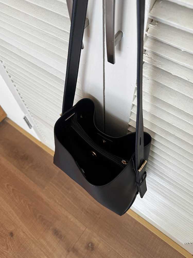 2025 New Bucket Bag Large Capacity Crossbody Bag Shoulder Bag Underarm Bag Handbag Mens Daily Commuter Bag Mens Bag Y250722