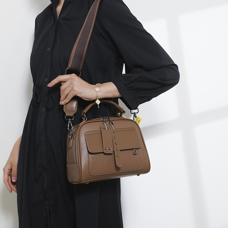 Multi-compartment large-capacity shoulder bag, a casual, versatile and stylish women's bag, a trendy crossbody bag and handbag for ladies.