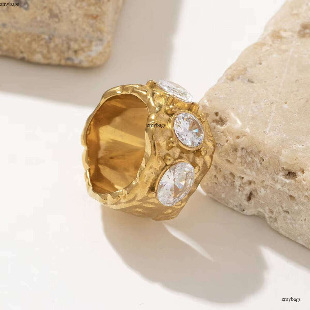 Luxury unisex stainless steel gold round glass hammer ring with VVS Moissanite, used for weddings, engagement parties or gifts