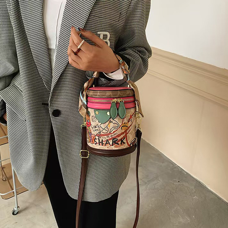 The hottest Designer Bag Shoulder Bag Luxury Bag Crossbody Purse Designer temperament graffiti cylindrical everything stylish single shoulder crossbod