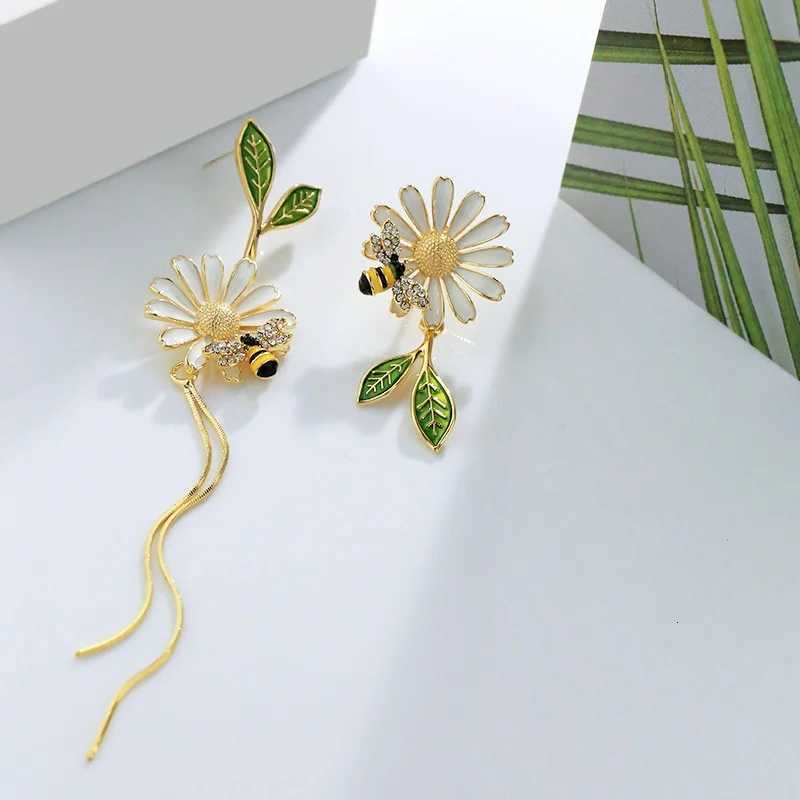2023 New Asymmetric Daisy Tassel Earrings Female Niche Design Small Bee Temperament Long Sweet Fancy Girl Earrings XJ250722