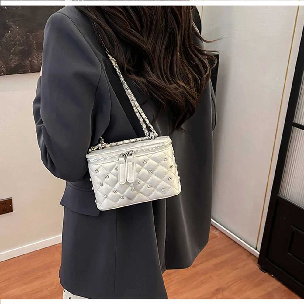 Fi Diamd-Grid Chain Handbag Wens Spring Summer Solid Color PU Leather Square Bag Simple Womens Crossbody Bags Y250722