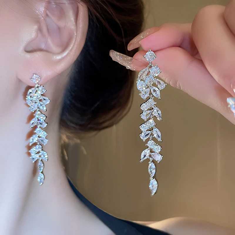 Exquisite Leaves Stud Earrings For Women Shiny Inlaid Rhinestone Ear Stud Magnificent Tassel Earrings Fashion Wedding Jewelry XJ250722
