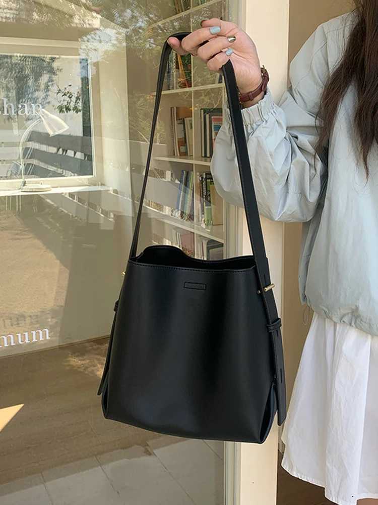 2025 New Bucket Bag Large Capacity Crossbody Bag Shoulder Bag Underarm Bag Handbag Mens Daily Commuter Bag Mens Bag Y250722