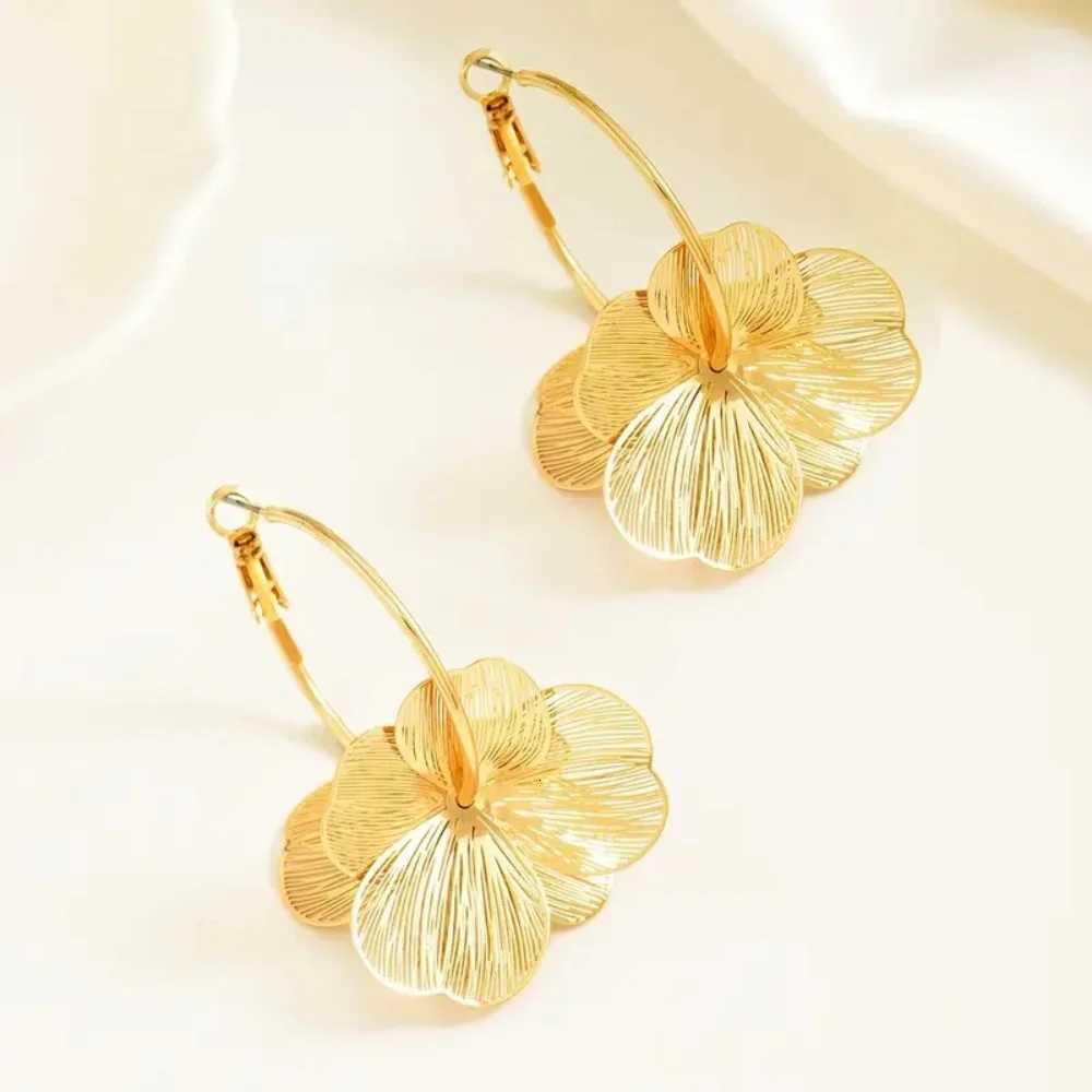 Exaggerate Golden Alloy Flower Big Hoop Earrings Personality Fashion Dangle Earring for Women Girls Ear Hook Metal Charm Jewelry XJ250722