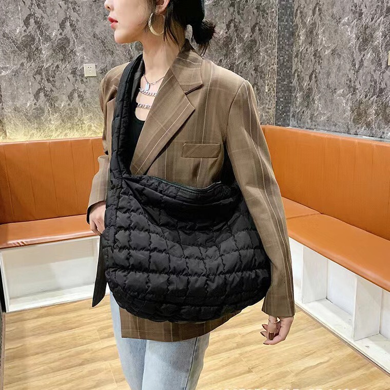 2025 new style women's handbag, large-capacity quilted dumpling bag, designer messenger bag, space cotton bag