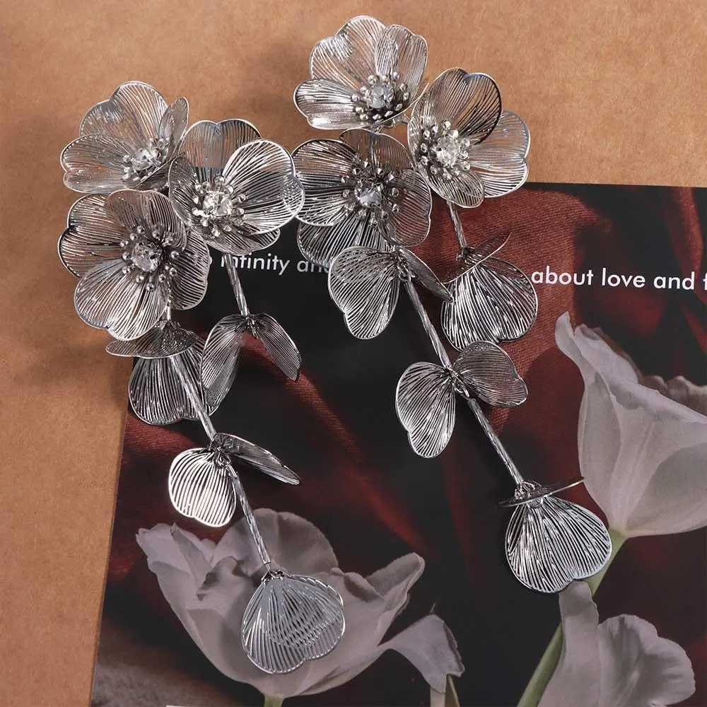 Exaggerated Big Flower Long Tassel Earrings Light Luxury Temperament Women Earrings Advanced Sense Metal Stud Earrings Wedding XJ250722