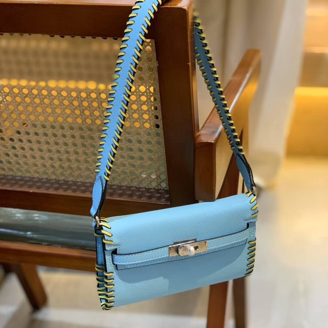 Free shipping designer bag 2025 High End Hand Woven Bag For Women New Lock Buckle Fashion Wide Shoulder Strap Underarm Single Shoulder Bag Crossbody B