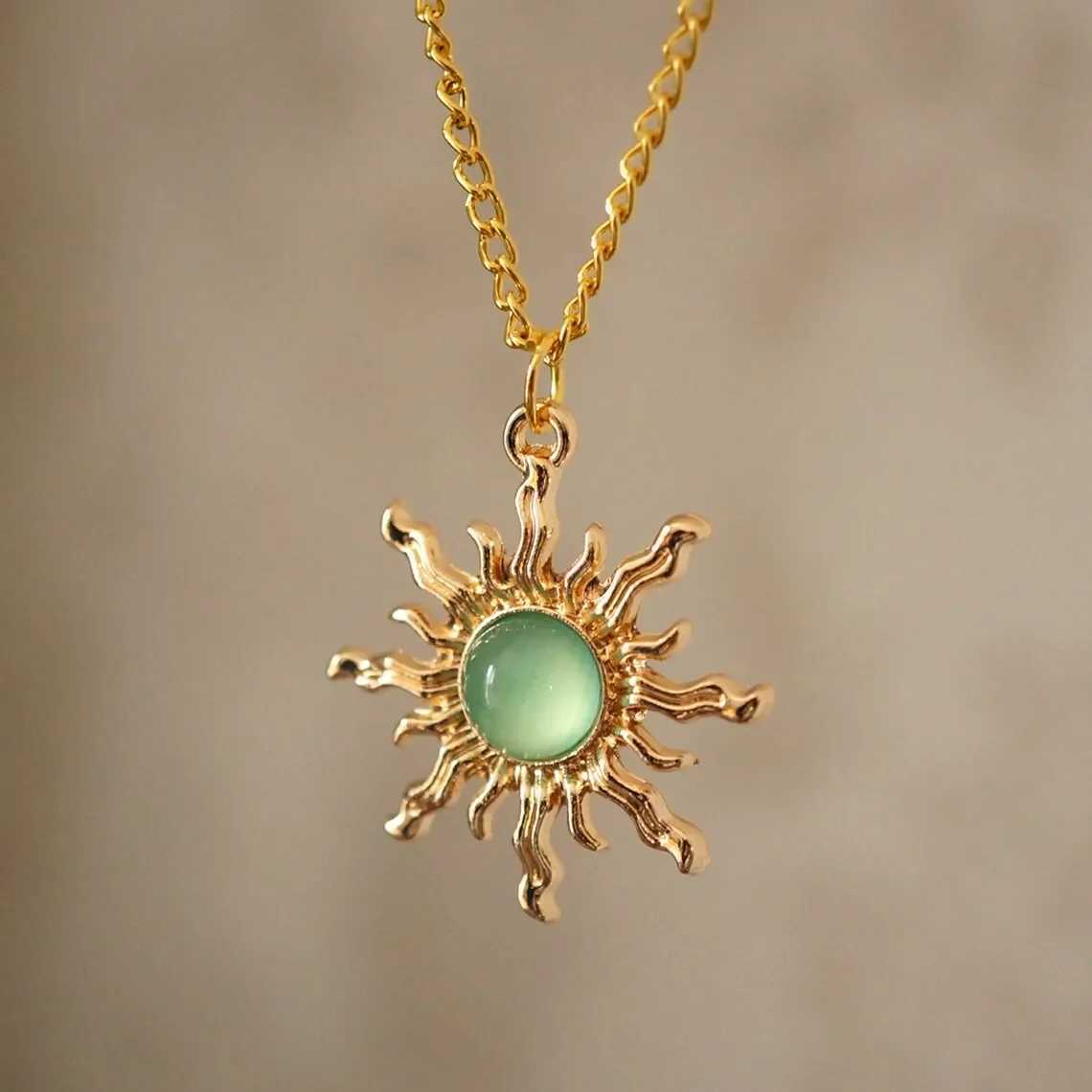 Vintage Sun Earrings Women Fashion Bohemian Jewelry Accessories Green Stone Gothic Gold Color Sun Pendant Cold Wind Ear Hook NewXJ250722