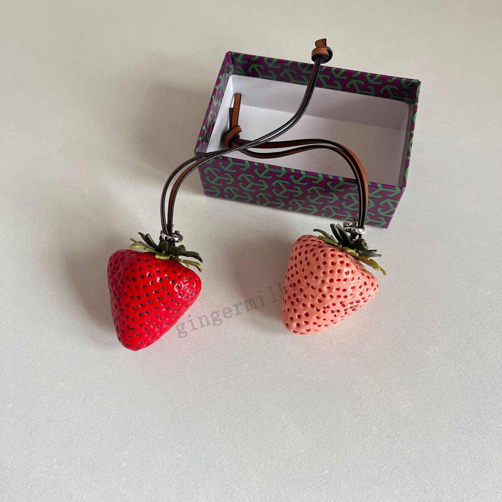 Designer Bag Charms Strawberry Charm With Box Decorative Item Car Key Pendant Couple Accessories Christmas Gift