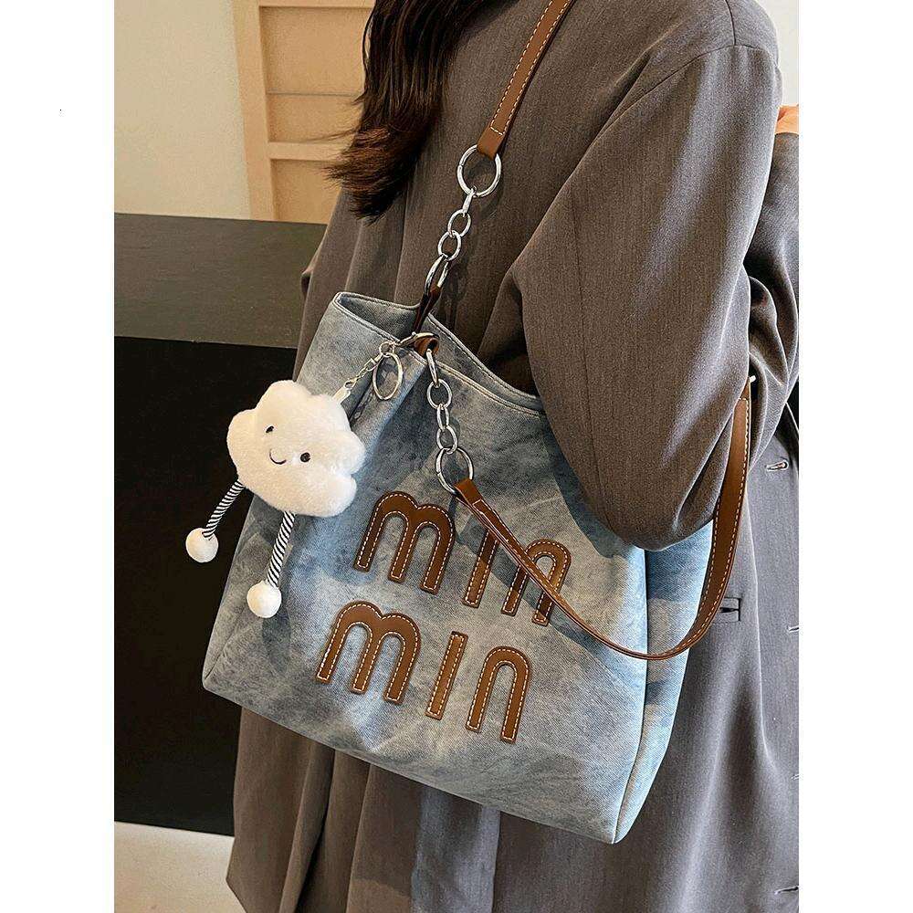large capacity casual letter tote for women 2025 new autumn fashion highend feel college student shoulder bag