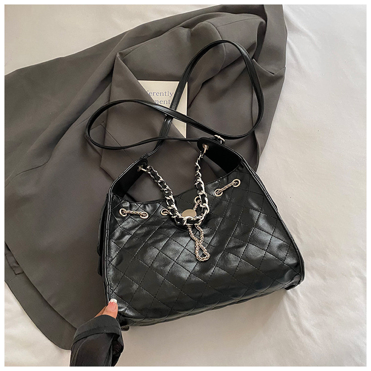 2025 This year's popular niche casual rhombus hand-held pleated bucket bag Korean fashion chain crossbody bag