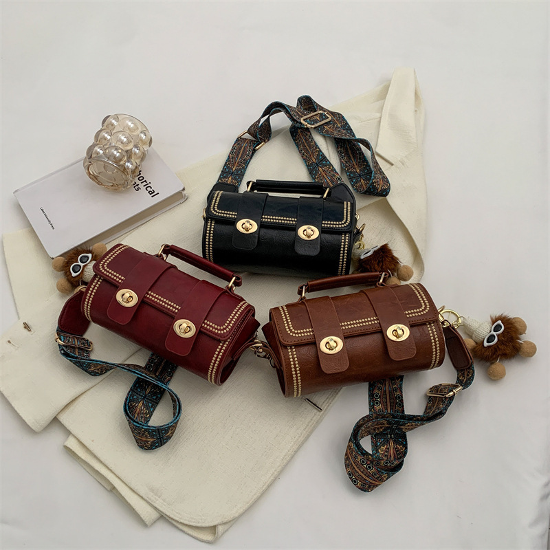 2025 Summer new women's crossbody bag retro style new handbag fashionable shoulder bag new designer bag new cute women's doll pendant women&